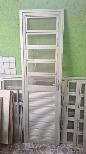 Portas de alumínio com basculantes