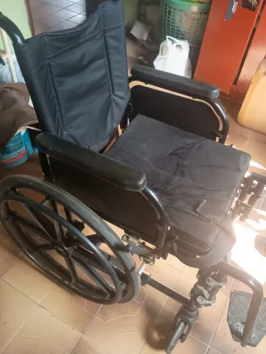 Cadeira de rodas em bom estado valor 800 ele também fecha no meio boa para transporta