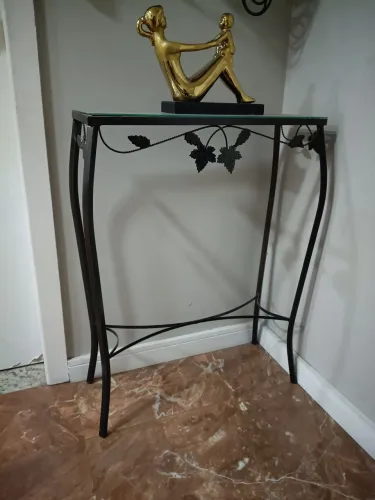 Aparador de Ferro Preto com Tampo de Vidro | Estilo Clássico e Elegante