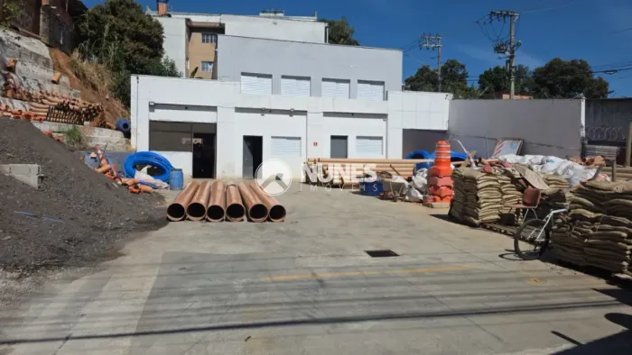Terreno comercial com 800 m², livre e versátil, ideal para diferentes tipos de negócios.