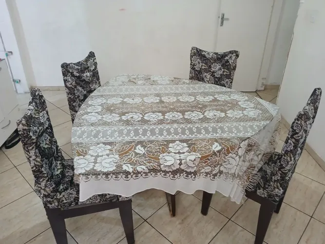 Mesa de vidro triangular com 6 cadeiras 1.8 metros base madeira, com peq detalhes