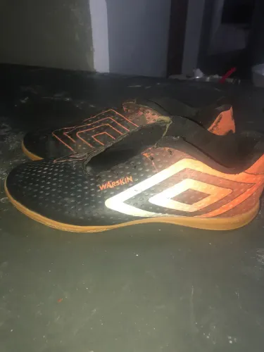 Vendo tênis de futsal da umbro warskin perfeito estado usado só 3 vezes numeração 40 e 41