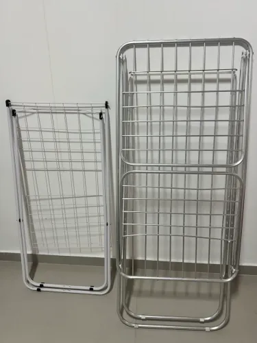Kit com 2 varais de chão dobráveis com abas