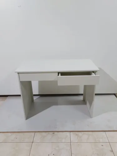 Mesa escrivaninha em MDF laqueado na cor verde claro