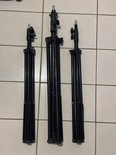 Kit com três tripé de iluminação (1G e 2M)