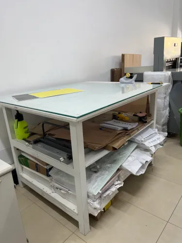 Bancada de trabalho com vidro