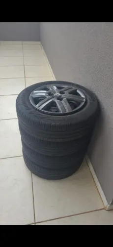 Jogo de roda do kwid aro 14 3 furos com pneus e calotas vendo ou troco por celular 
