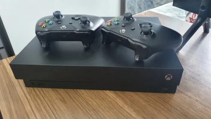 Xbox One X 1TB + 2 Controles | Impecável