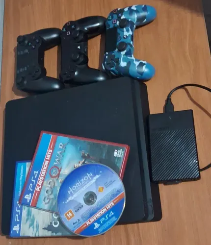 Vendo PS4 SLIM com 3 controles e 3 jogos, 1TB de memória. Usado!