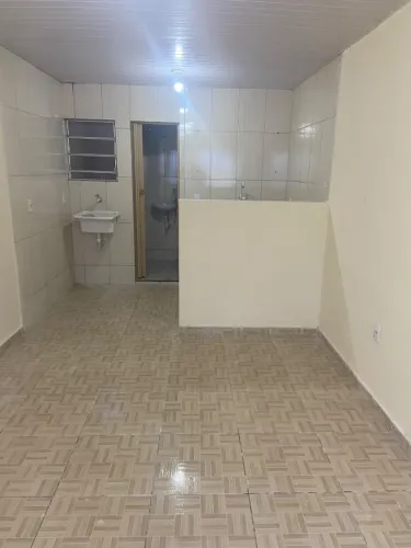 Alugo Kit net em Bento Ribeiro, espaçosa, ótima localização e condução.