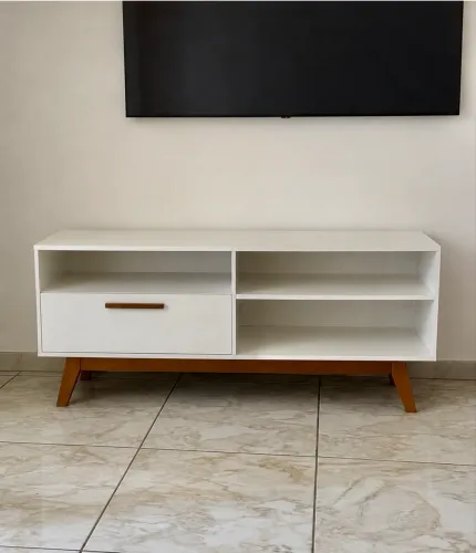 Rack branco com pés palito em madeira