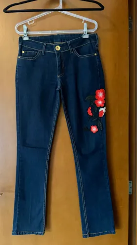 Linda calça jeans bordada M.Officer tamanho 36