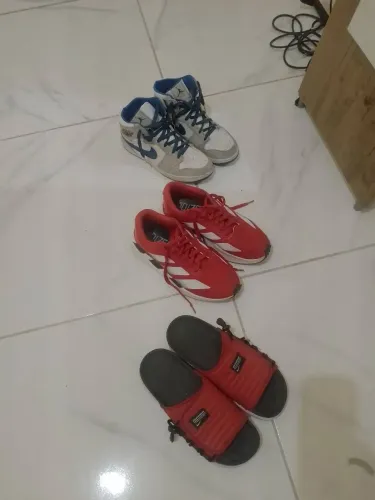 3 pares, dois tênis e uma sandália da Nike 