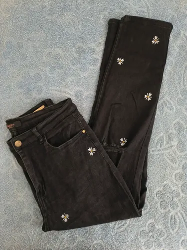 Calça Jeans Preta Florzinhas