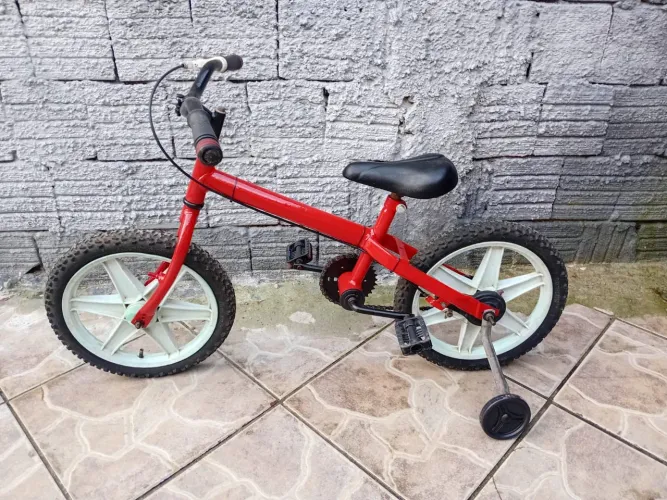 Vendo bicicleta aro 16 boa só anda por 160 reais.