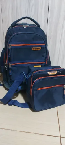 Mala com rodinhas e bolsa térmica.