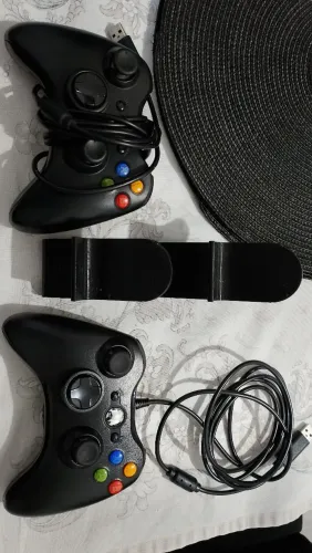 Dois controles Xbox 360 + suporte