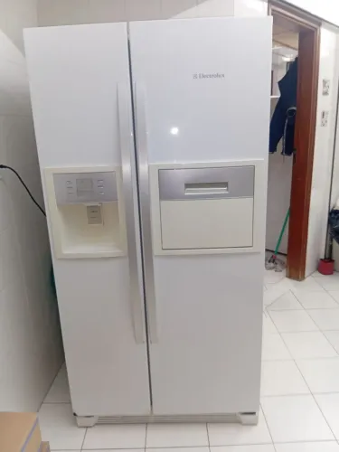 Geladeira side by side eletrolux tuso funcionamento e bem conservada