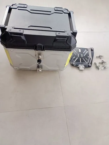 Vende-se Baú para moto reforçado com trava antifurto de aço inoxidável e base de ferro
