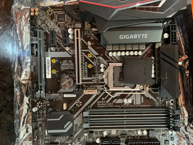 PLACA MÃE GIGABYTE Z390 M GAMING- COM DEFEITO