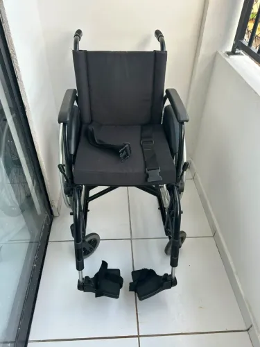 Vendo cadeira de rodas manual