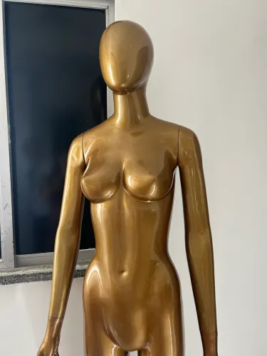 Manequim dourado 