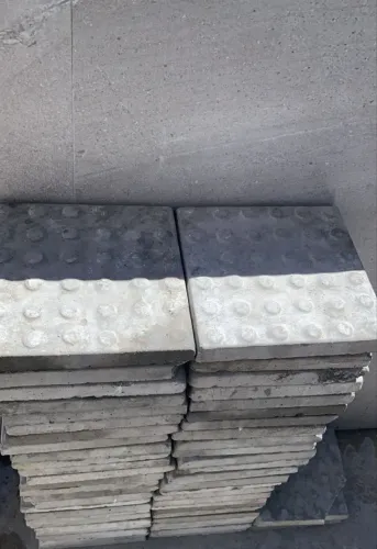 Lajotas para piso tátil direcional e alerta.