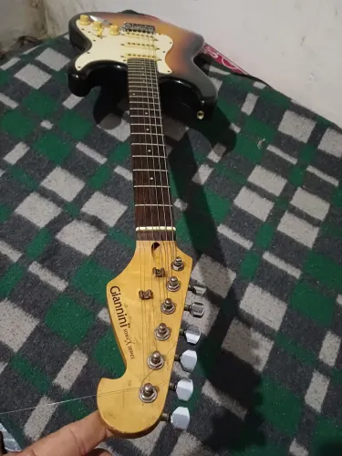 Guitarra stratocaster Giannini