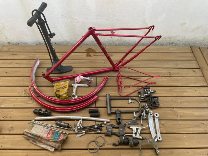 Quadro de bicicleta de ferro + várias peças 
