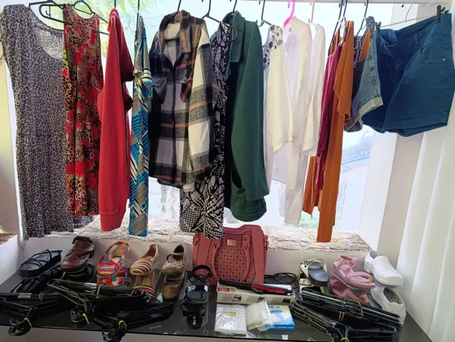 Lote de roupas e calçados para brechó