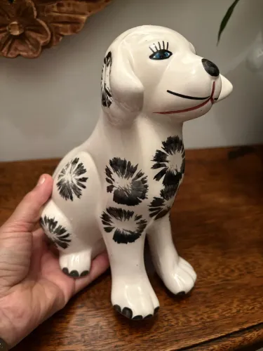 Escultura de cachorro em cerâmica 