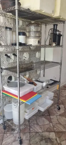 Estante organizadora de aço 5 andares inox C 1,20m x L 40cm x A 1,9m - está enferrujada