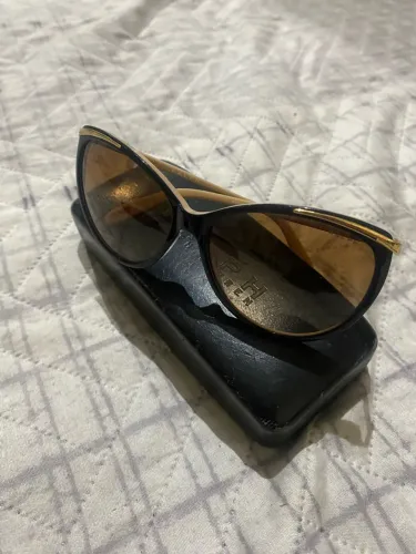 Óculos feminino Ralph Lauren.