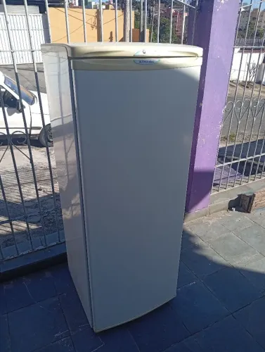 Freezer vertical funcionando perfeitamente (127 volts) tudo original de fabrica