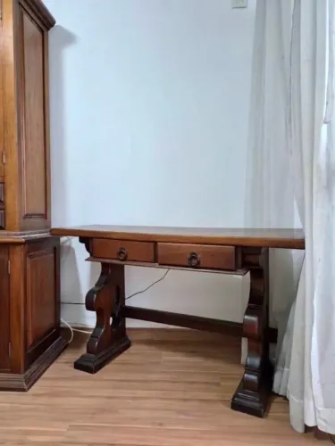 Aparador antigo de madeira maciça com 2 gavetas, ideal para TV ou escritório