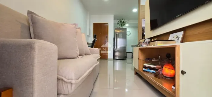 APARTAMENTO A VENDA DE FRENTE QUARTO E SALA COM VARANDA , ELEVADOR, MOBILIADO