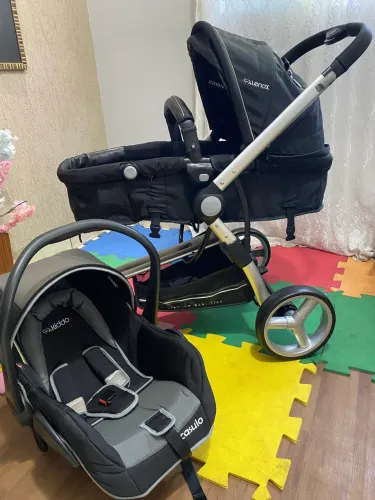 Carrinho kiddo com bebê conforto 