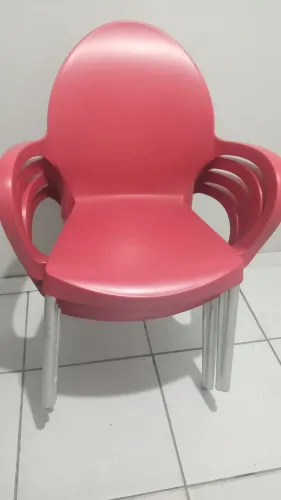 Vendo quatro cadeiras de plástico 