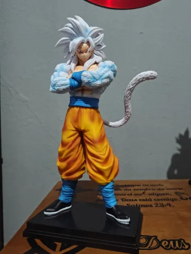 Estatueta Goku super saiyajin 5 