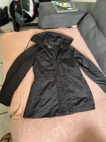 Jaqueta Parka Feminina Preta com Franzido Frontal
