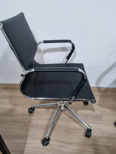 Cadeira de courino com rodinhas