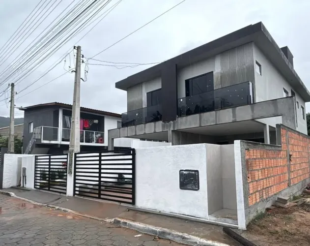 Sobrado com fino acabamento e 3 dormitórios no Bairro do Rio Vermelho! Confira!