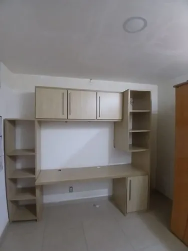 Mesa de escritório com estante madeira maciça  em perfeito estado 2,50 com. x 2,30 altura