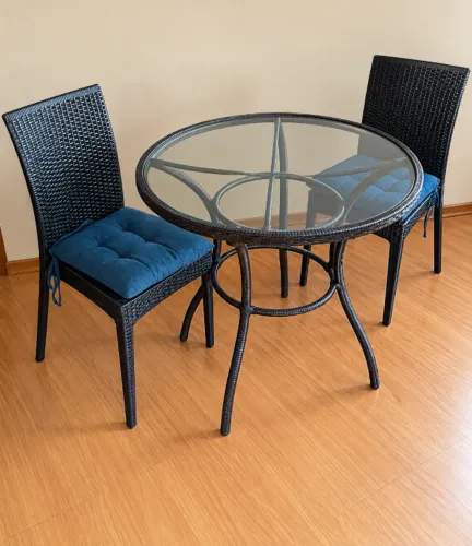 Mesa Redonda (1m circunferência) com base em metal e vime e 03 cadeiras em Rattan pretas.