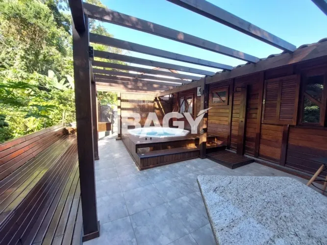Excelente Casa 3 dormitório(s) em Itacorubi - Florianópolis