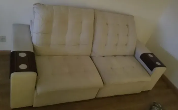 Sofá retratil 3 lugares cor clara