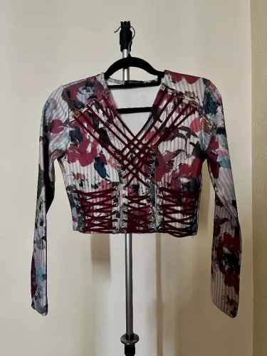 Blusa manga longa da marca Carlota Costa. Linda com detalhes de trançado estilo corpete.