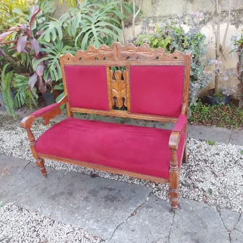Namoradeira antiga em madeira maciça (Carvalho).