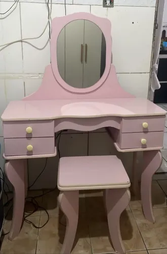 Vendo uma penteadeira em ótimo estado rosa por 350
