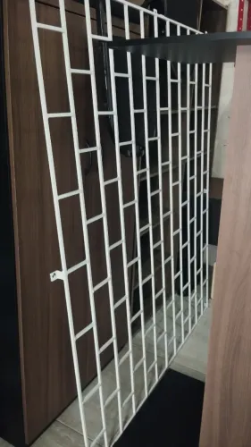 Grades de porta e janela em ferro (pintadas de branco), novas